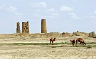 Голая, безводная местность Дехистан, леж