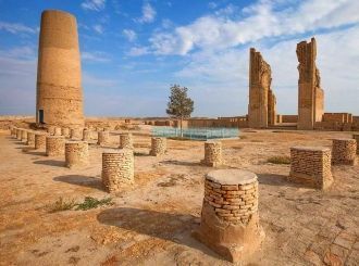 Среди зданий – развалины мечети Хорезмша