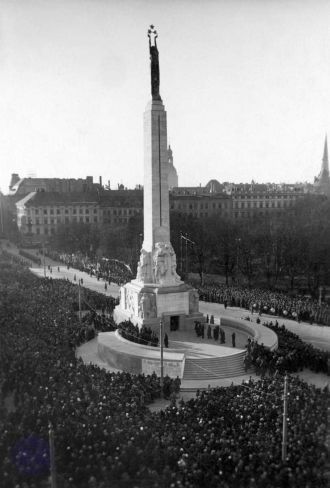 Открытие памятника Свободы. 18.11.1935 г