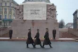 Почетный караул у Памятника Свободы.