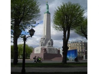 Памятник Свободы гармонично вписывается 