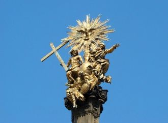 Скульптура Святой Троицы на колонне.