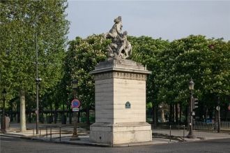 На Площади Согласия в Париже есть две ск