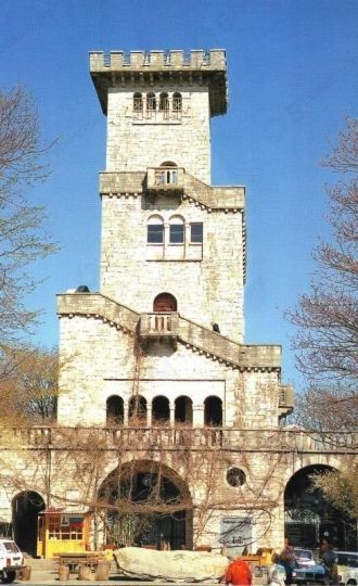 Внутри башни имеется небольшая музейная 