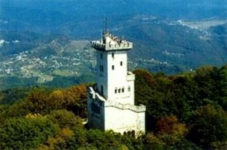 Сложили её из тесаного белого известняка