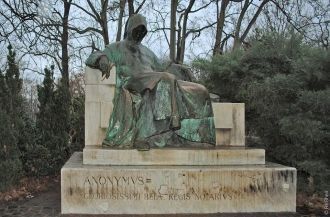 Во дворе замка Вайдахуняд находится стат