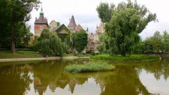 Замок Вайдахуняд находится в живописном 