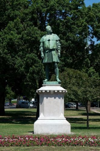 Памятник архитектору Игнацу Альпару уста