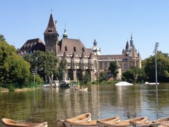 Изначально замок Вайдахуняд был построен