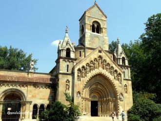 На территории замка Вайдахуняд находится