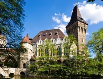 Здание замка Вайдахуняд стало настолько 