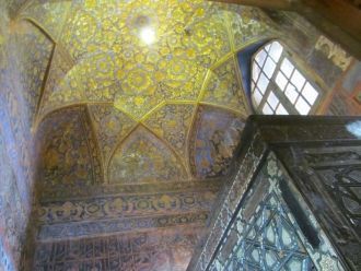 Богато украшенные фасады и интерьеры явл