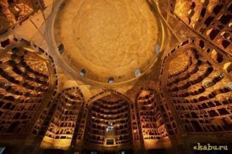 Путь, ведущий к святилищу шейха, разделё