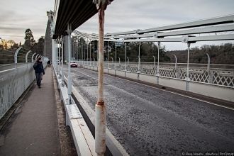 Сегодня мост огорожен высокими перилами,