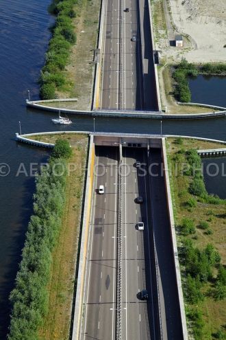 Ширина нидерландского акведука составляе