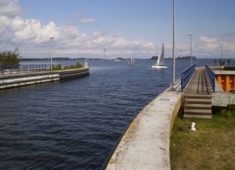 Вдоль трассы номер триста два устроены п