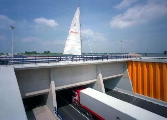 Расположенный под ним подземный тоннель 