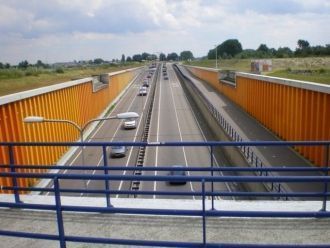 По ночам акведук освещается фонарями.