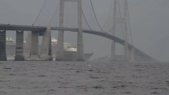 И только с палубы корабля, проплывающего