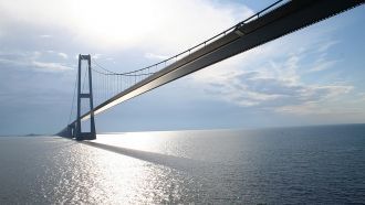 В 1988 году датчане начали строить мост 