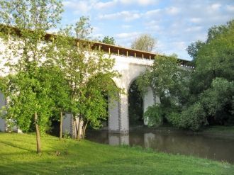 Мост перекинут через р. Яузу, и некогда 