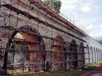 На стенах образовывались трещины, прорас