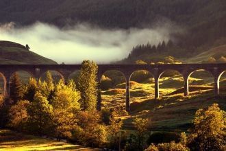 Утренний солнечный свет и туман над виад