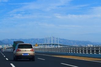 Сегодня по мосту ежедневно проезжают око