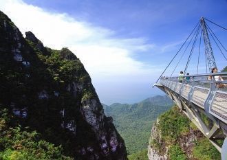 Попасть на мост можно по канатной дороге