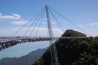 Так как мост изогнутый, то можно полюбов