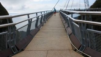 Но все же мост опасен во время грозы, по