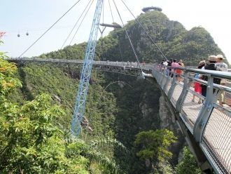 Находясь на мосту, чувствуешь безопаснос