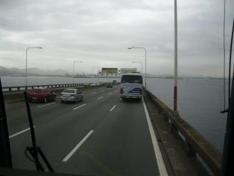 Ежедневно по мосту Рио-Нитерой проезжают