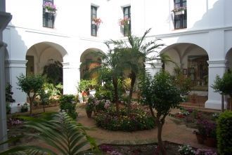 Площадь помещений составляет 1858 м².