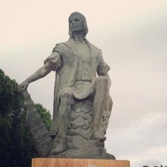 В садах монастыря стоит памятник Христоф