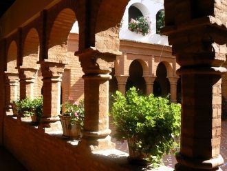 В ансамбле монастыря выделяется клуатр, 