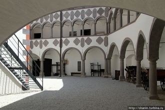 В помещениях замка хранится и экспонируе