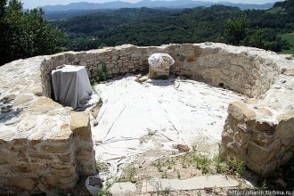 В настоящее время на территории замка Ве