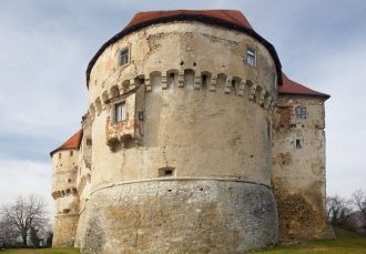 По одной из версий, мощный замок стал пр