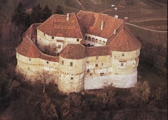 В XV и XVI веках замок входил в единую с