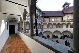 Крытые галереи ведут в уютный внутренний