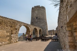 В главной башне сделан очень узкий прохо