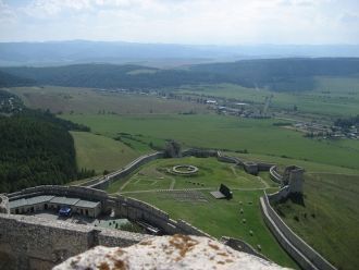 На территории Нижнего двора открыты спец