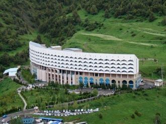 На территории Зааминского парка располож