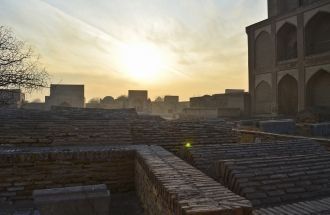 За границей Чор-Бакр больше известне как