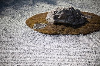 По легенде, центральная группа обозначае