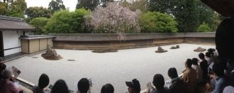 При всей своей рукотворности расположенн