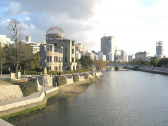 Когда бомбу сбросили на Хиросиму в здани