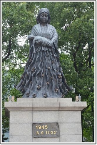 Скульптура женщины с ребенком в Парке ми
