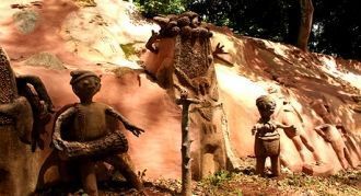 Древние скульптуры народа йоруба в свяще